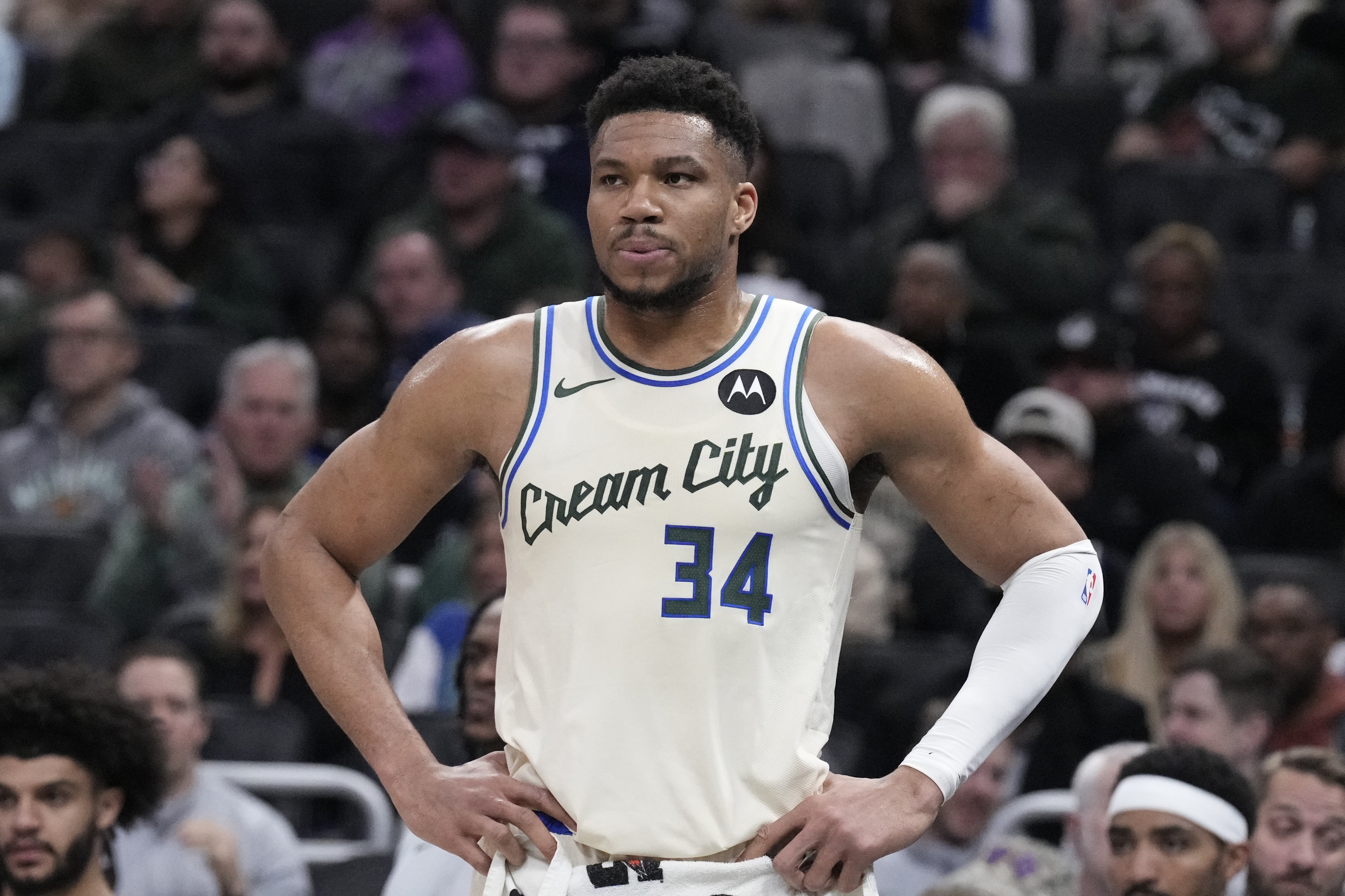 九游官网-打得难受！字母哥轻微崴脚坚持打 全场砍下22分6板3助 有4失误