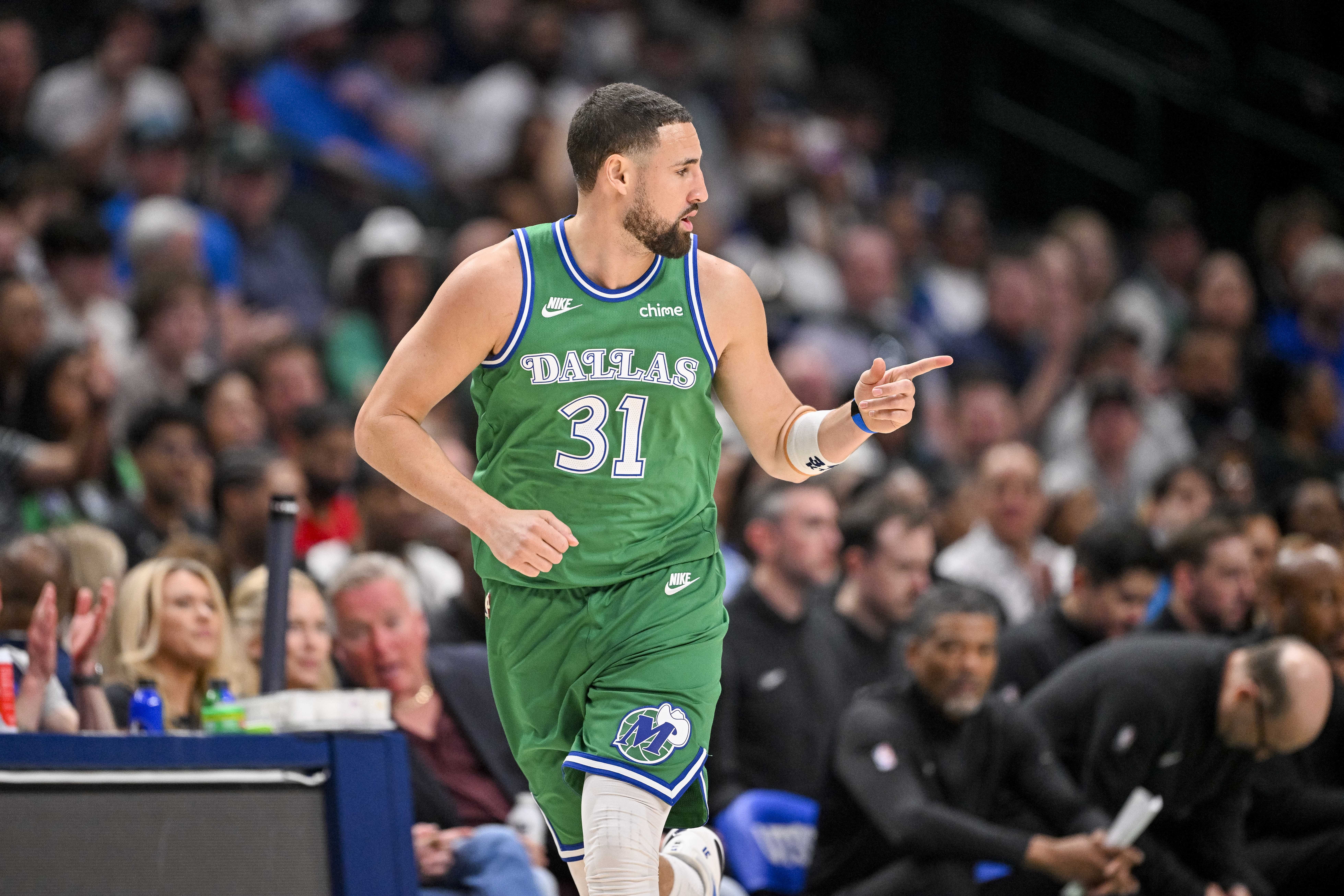 九游电竞平台-开场就有发挥！克莱首节5中3&amp;三分4中2 独得8分助队追分